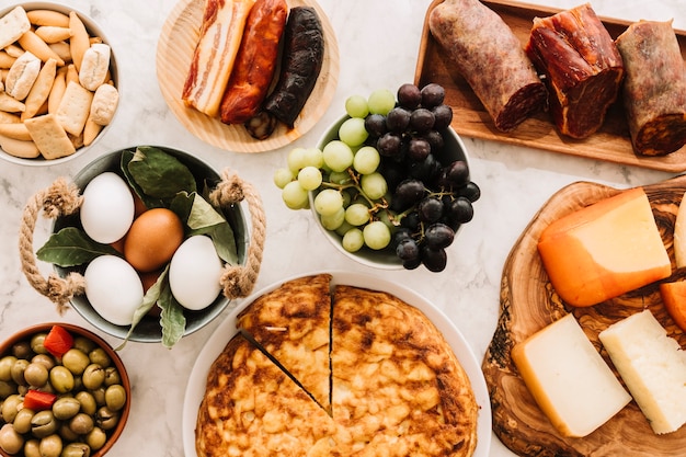 Conjunto de comida sortida na mesa