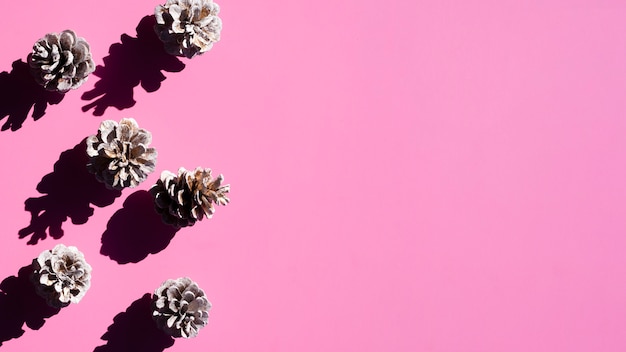 Conjunto de cópia-espaço de cones em fundo rosa