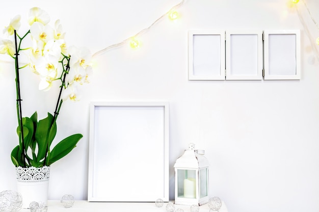 Conjunto de decorações brancas para casa com flores, molduras e velas