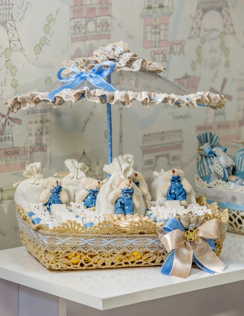 Foto grátis conjunto de doces branco azul em cima da mesa