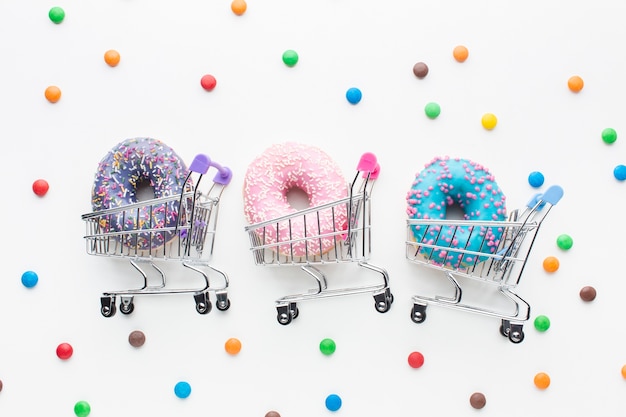 Conjunto de donuts no carrinho de compras