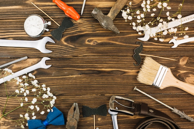 Conjunto de equipamentos de reparo perto da planta e pulseira de couro