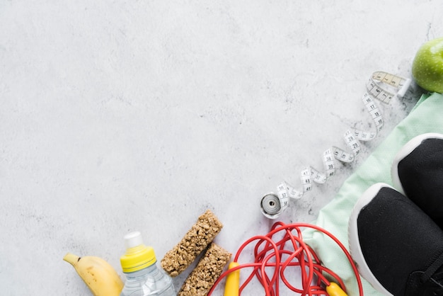 Foto grátis conjunto de equipamentos esportivos e comida saudável