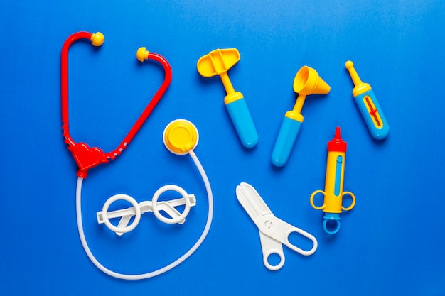 Foto grátis conjunto de equipamentos médicos de brinquedo.