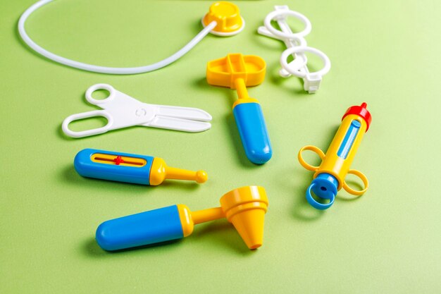 Conjunto de equipamentos médicos de brinquedo.