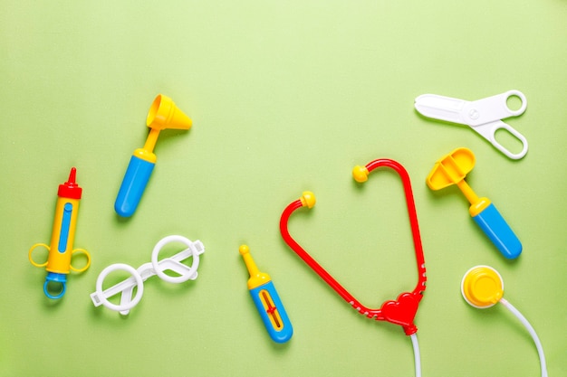 Conjunto de equipamentos médicos de brinquedo.