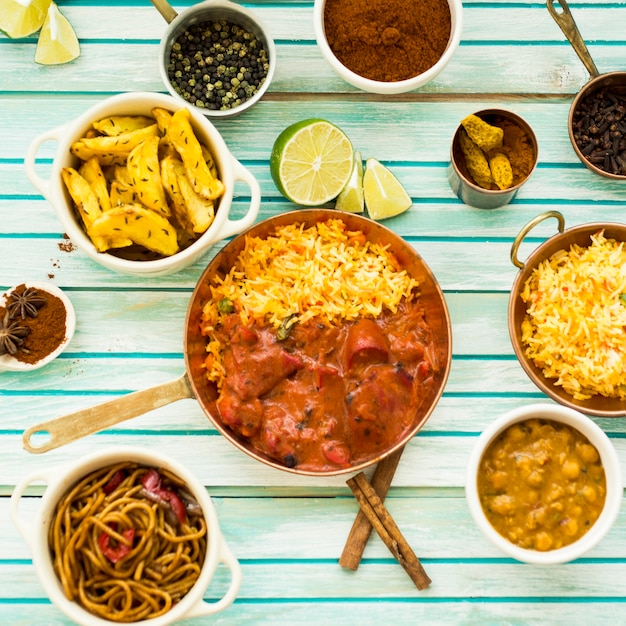 Conjunto de especiarias e comida em torno do prato de limão e arroz