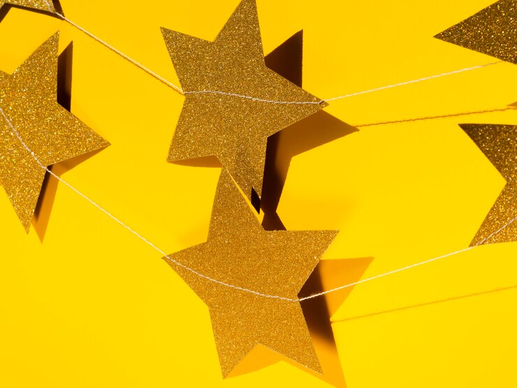 Foto grátis conjunto de estrelas de ouro decoração com close-up