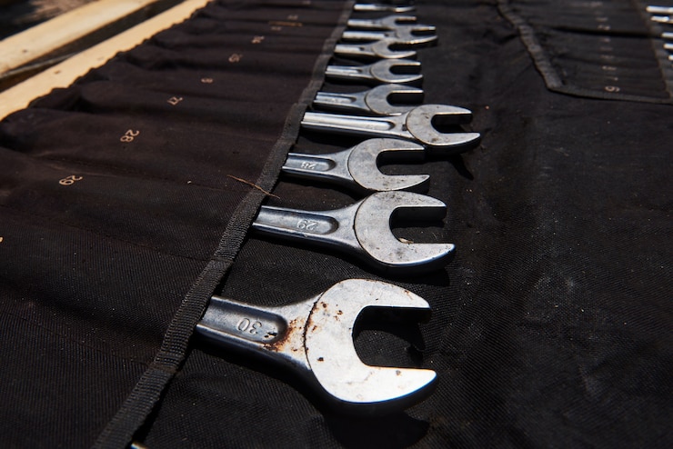 Foto grátis conjunto de ferramentas mecânicas. mecânico de automóveis profissional usando diferentes ferramentas para trabalhar.