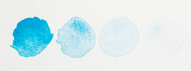 Conjunto de formas de aquarela. Mão azul pintado círculo isolado na textura de fundo branco