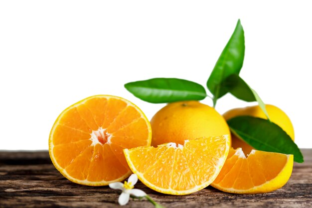 Conjunto de fruta laranja suculenta fresca sobre branco