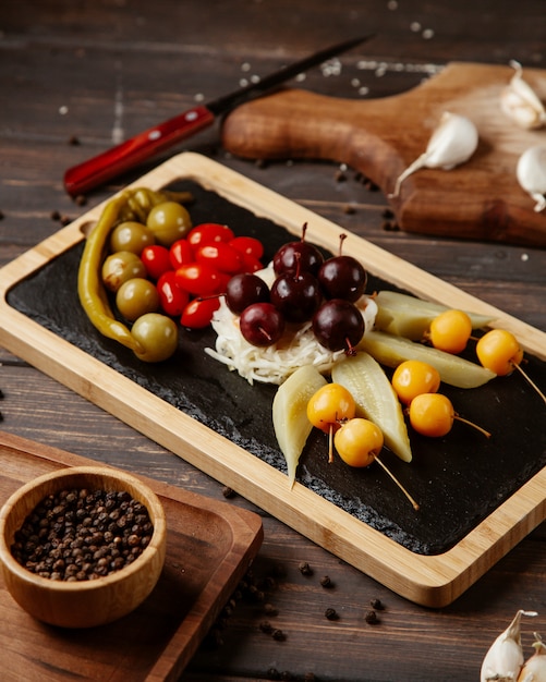 Conjunto de frutas e legumes em cima da mesa