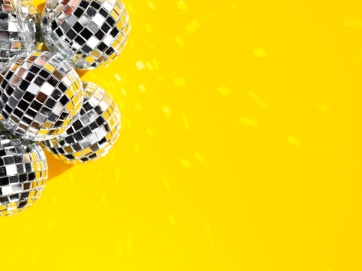 Foto grátis conjunto de globos de discoteca brilhantes com espaço de cópia