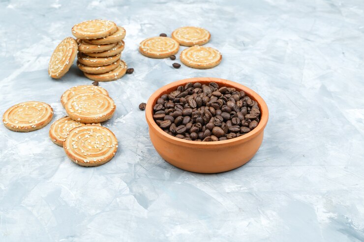 Foto grátis conjunto de grãos de café e biscoitos em um fundo sujo