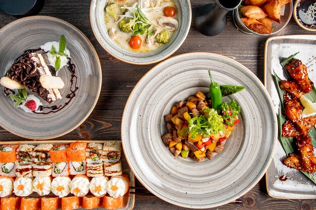 Conjunto de jantar com sopa de sushi carne de frango frito com batatas e bolo