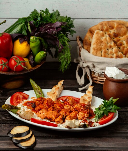 Conjunto de kebab de frango em cima da mesa