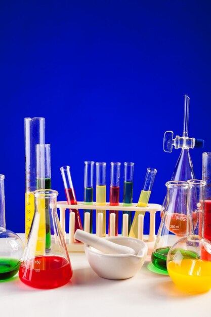 Conjunto de laboratório para química com líquidos coloridos neles. Vidraria e equipamentos de biologia