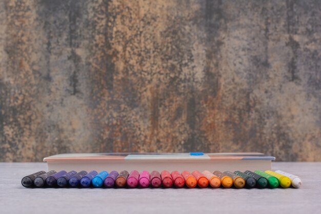 Conjunto de lápis coloridos na mesa branca.
