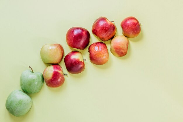 Conjunto de maçãs frescas