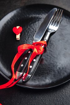 Conjunto de mesa para dia dos namorados talheres garfo faca prato decoração festiva data amorosa cópia espaço