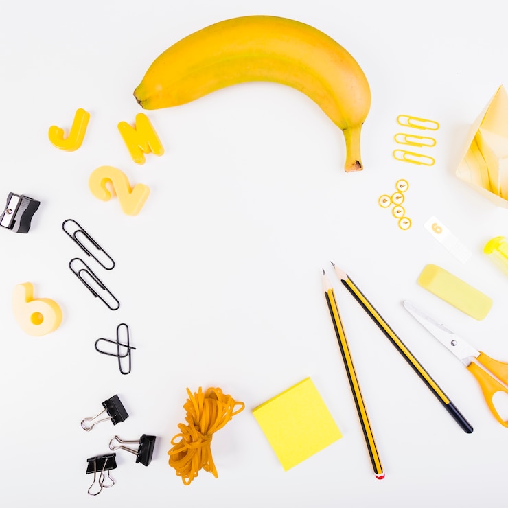 Foto grátis conjunto de papelaria escolar e frutas suculentas