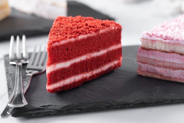 Conjunto de porções de bolo bolo de morango aveludado bolo de cenoura e bolo de chocolate em mármore