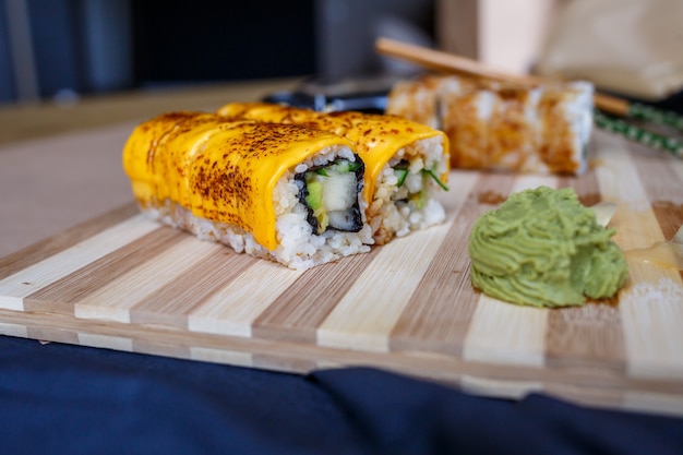 Conjunto de pratos tradicionais japoneses. rolinhos de sushi, nigiri, salmão cru, arroz, cream cheese, abacate, gengibre em conserva.