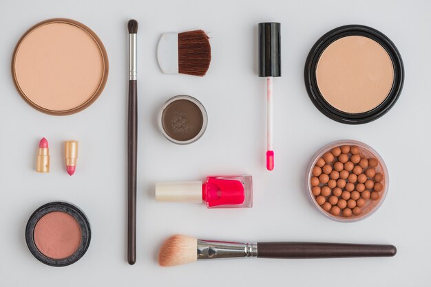 Conjunto de produtos cosméticos no fundo branco