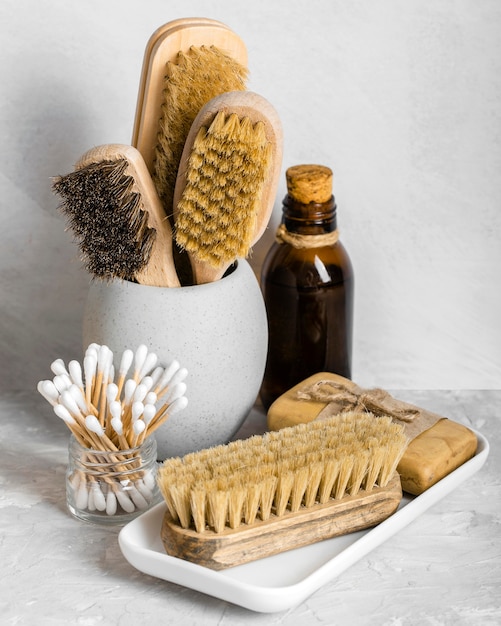 Conjunto de produtos de limpeza ecológicos com escovas e cotonetes