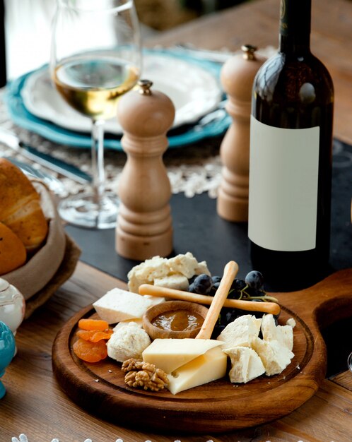 Conjunto de queijo com vinho tinto na placa de madeira