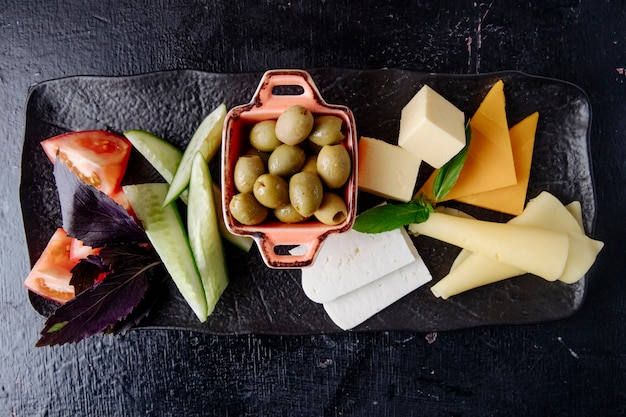 Conjunto de queijo tomate verde-oliva pepino vista superior