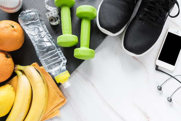 Conjunto de roupas esportivas e lanches saudáveis