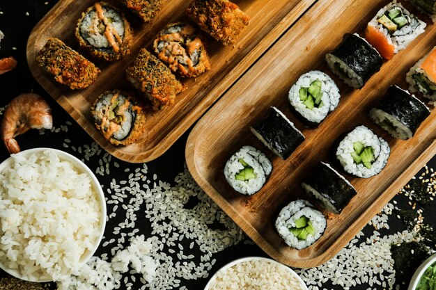 Conjunto de sushi cappa maki camarão tempura arroz gengibre wasabi vista superior