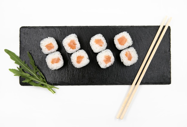 Conjunto de sushi de pauzinhos isolado em um fundo branco