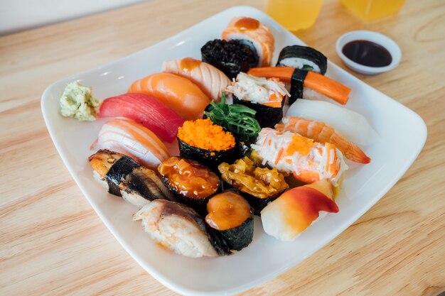 conjunto de sushi de peixe cru