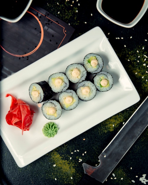 Conjunto de sushi e sementes de gergelim