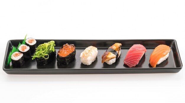 Conjunto de sushi misto - comida japonesa