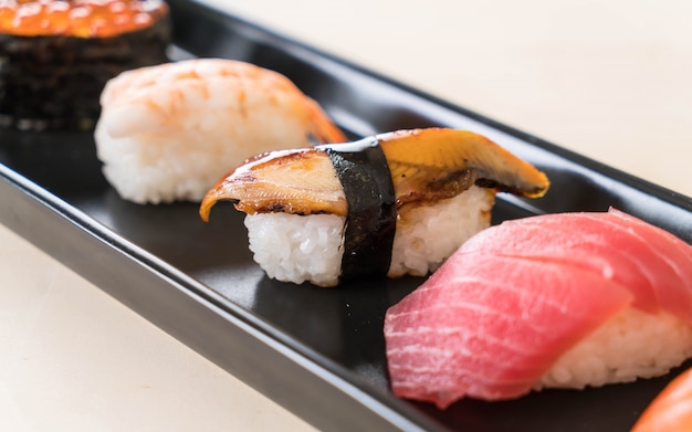 Foto grátis conjunto de sushi misto