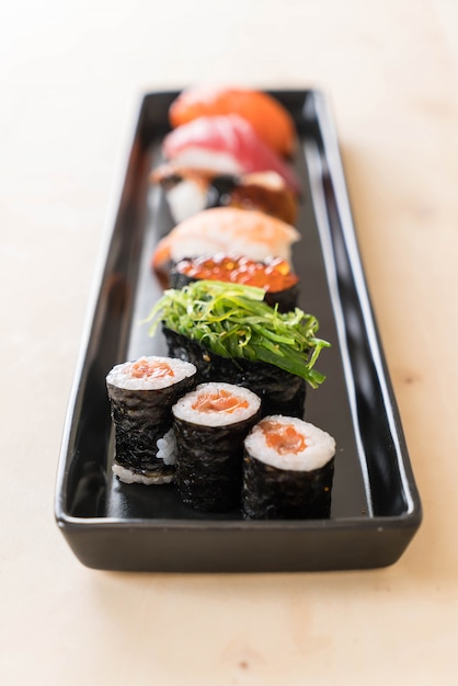 Foto grátis conjunto de sushi misto