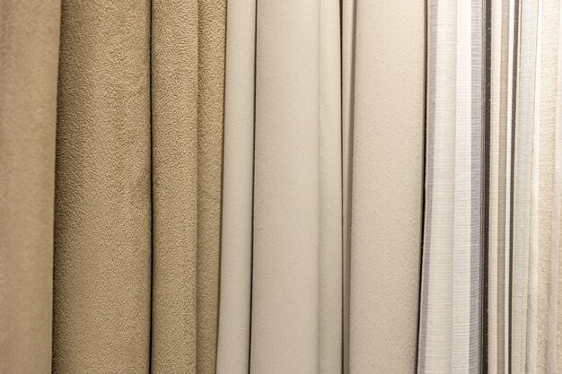 Conjunto de tecidos pastéis densos de textura uniforme, escolha de materiais em tons de bege.