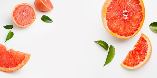 Conjunto de toranja fresca inteira e cortada e fatias isoladas na superfície branca