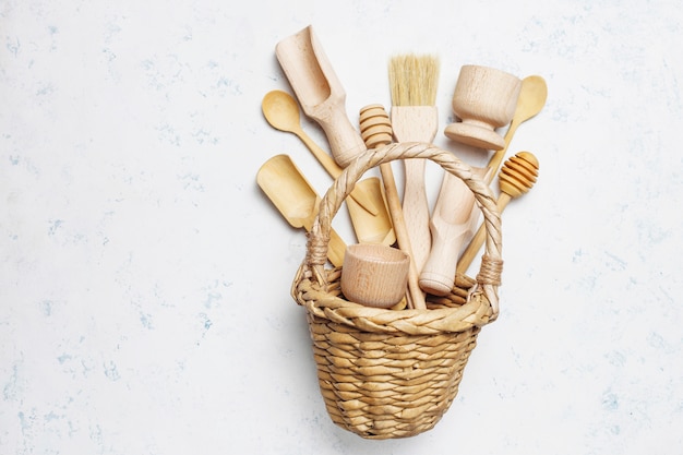 Foto grátis conjunto de utensílios de cozinha de madeira na superfície de concreto