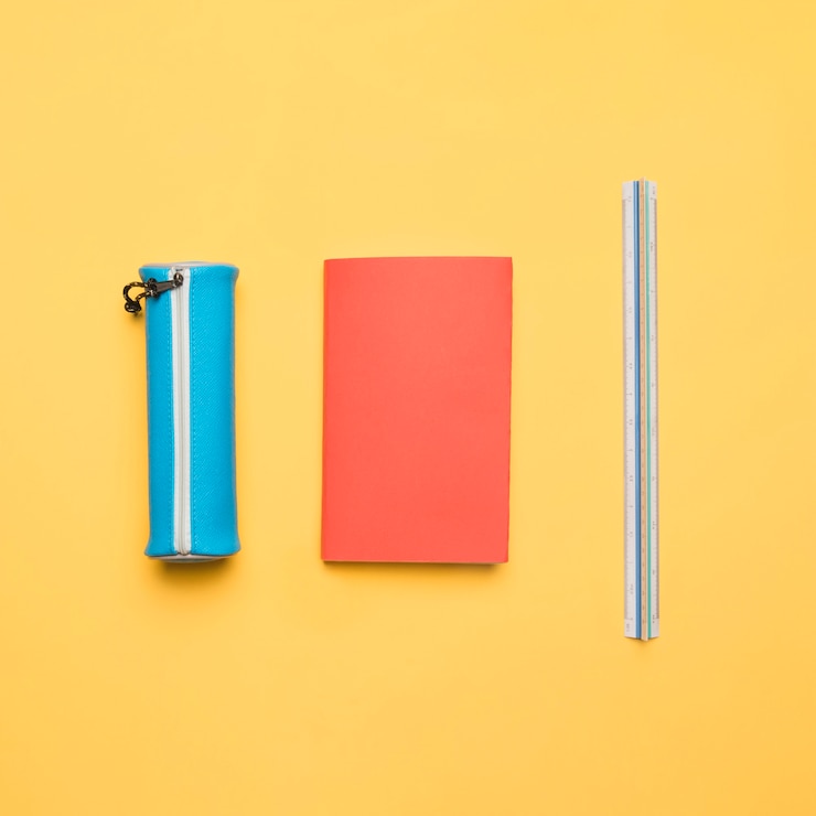 Foto grátis conjunto ordenado de material escolar colorido