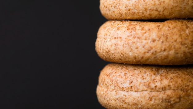 Foto grátis conjunto saboroso de bagels de close-up