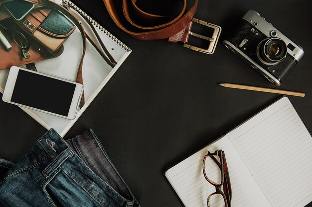 conjunto turístico de maquete, jeans, cinta, câmera, óculos, bloco de anotações e smartphone