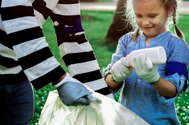 Conscientização da poluição de plástico com menina separando o lixo