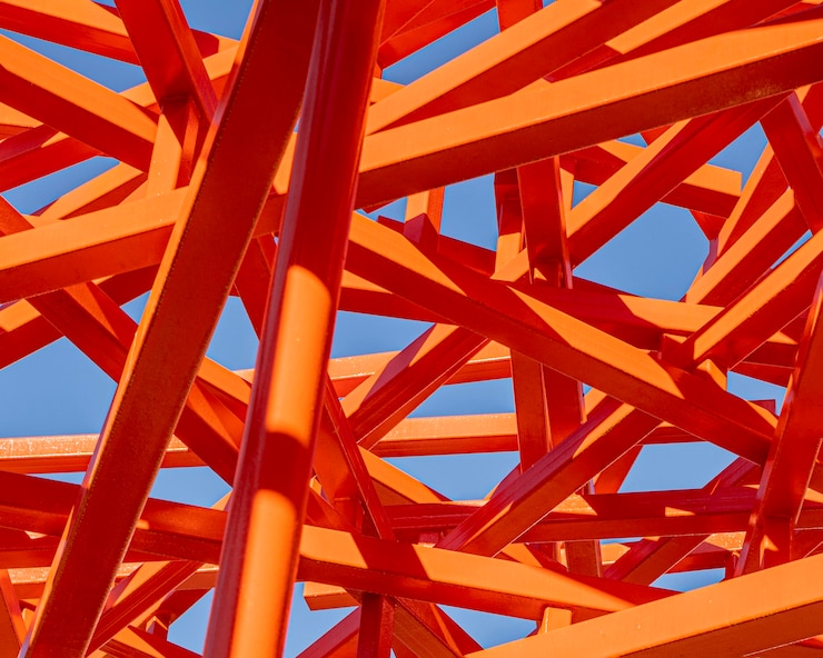 Foto grátis construção vermelha abstrata e céu azul