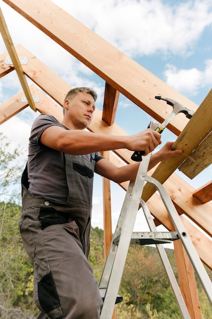 Construtor construindo o telhado da casa