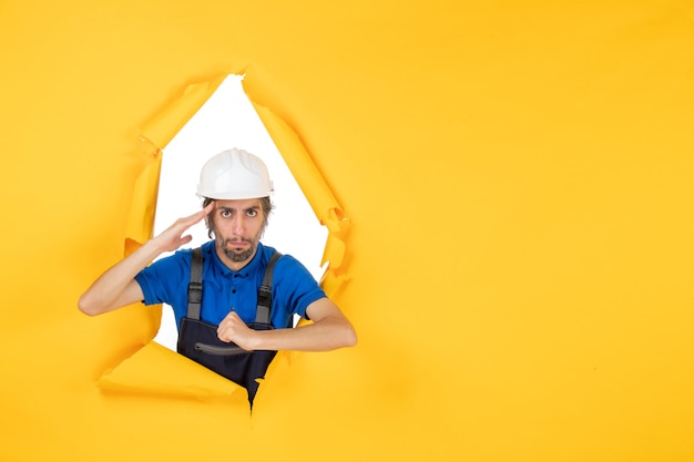 Construtor masculino de vista frontal de uniforme em fundo amarelo