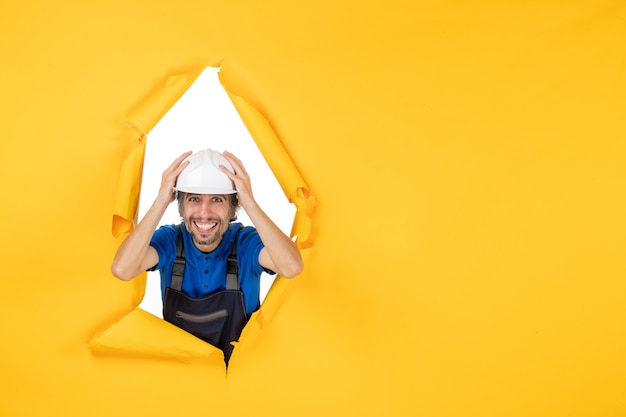 Foto grátis construtor masculino de vista frontal de uniforme em fundo amarelo